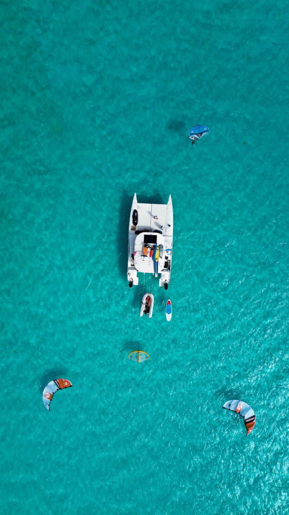 Le catamaran IZIFoil sur le lagon