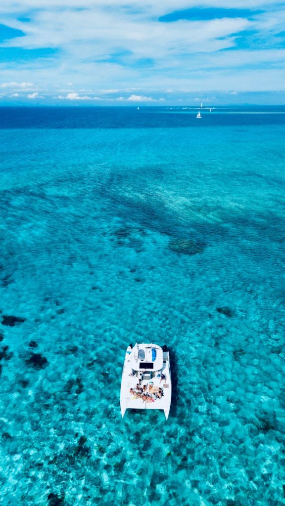 Le catamaran IZIFoil sur le lagon