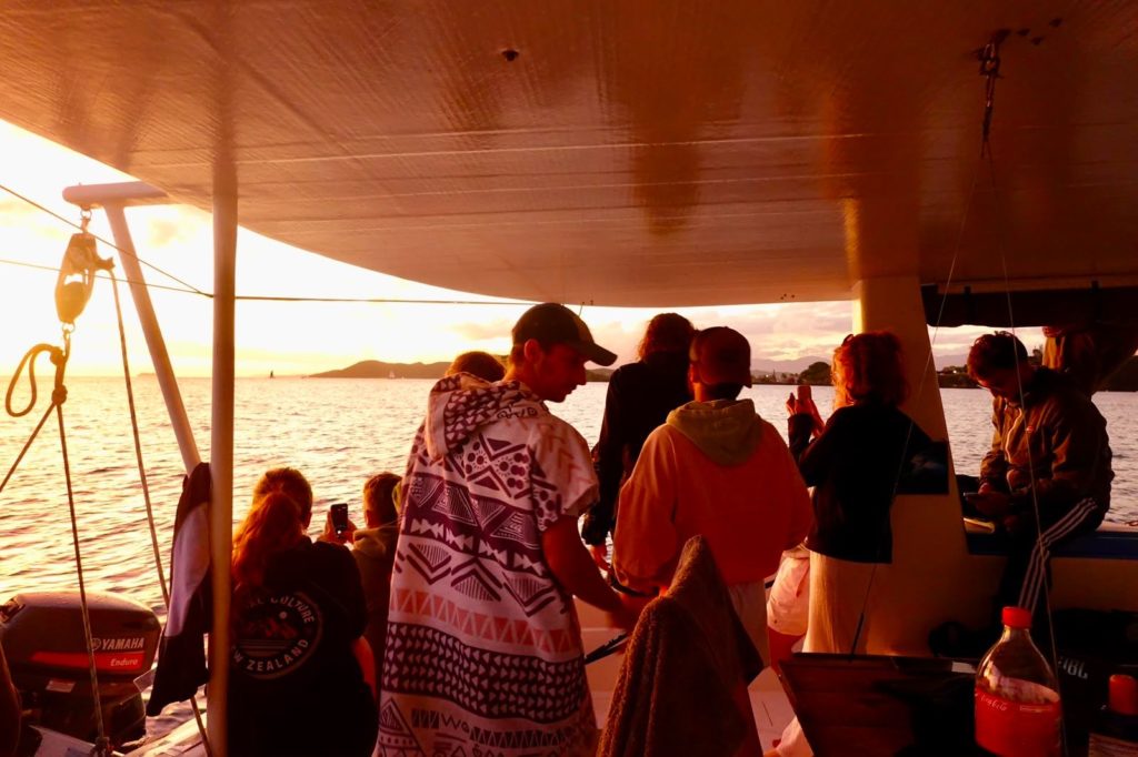 Sunset sur le catamaran de IZIFoil