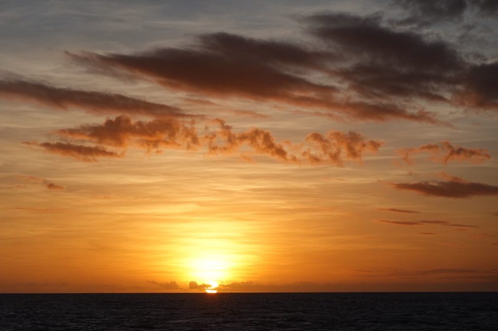 Sunset sur le catamaran de IZIFoil