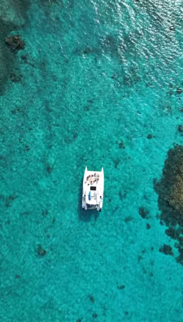 Le catamaran IZIFoil sur le lagon